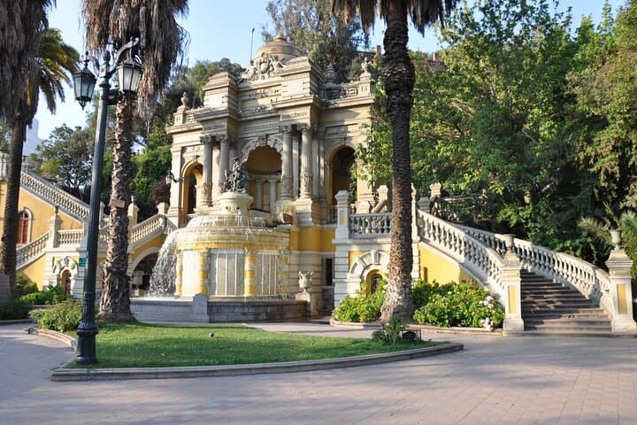 Exploración privada de Santiago de los aspectos más destacados de la ciudad y las gemas ocultas desde Airbnb Stanza Mare Beachfront foto 2