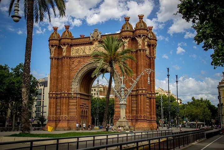 Recogida privada en el aeropuerto y recorrido panorámico por Barcelona