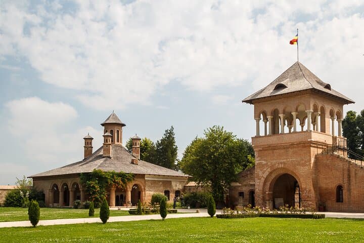Viaje privado de medio día al palacio Mogoșoaia y al monasterio Snagov