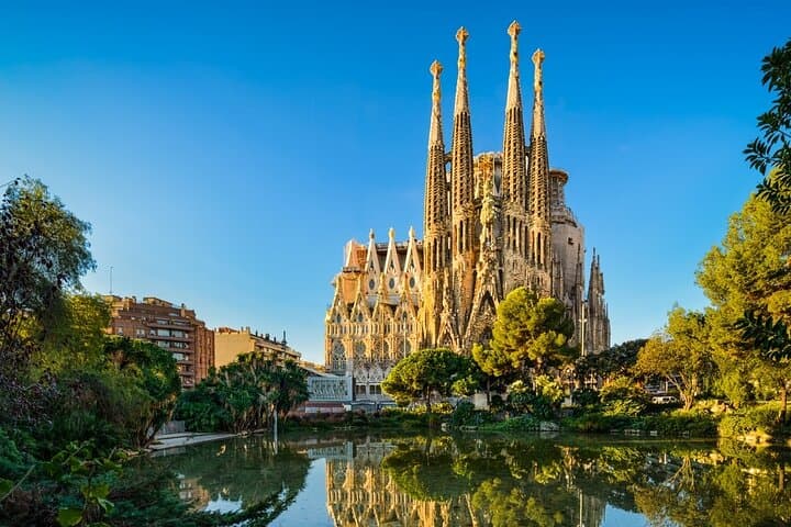 Private Airport Layover Tour of Barcelona Highlights image 2