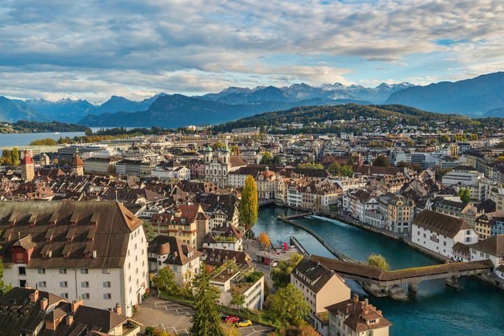 Excursión privada de un día a las vistas del lago de Lucerna y el casco antiguo de Zúrich imagen 2