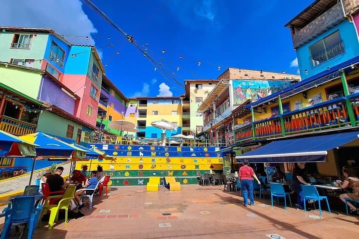 Excursion privée d'une journée de Medellín à Guatapé et au rocher El Peñol image 5