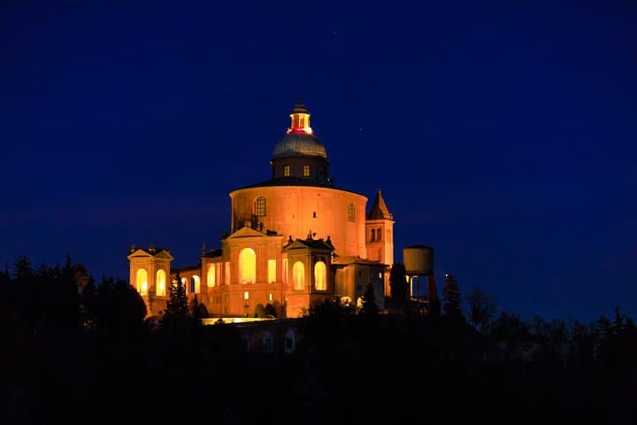 Visita turística privada a Bolonia de noche desde Airbnb Playa Turquesa Ocean Club