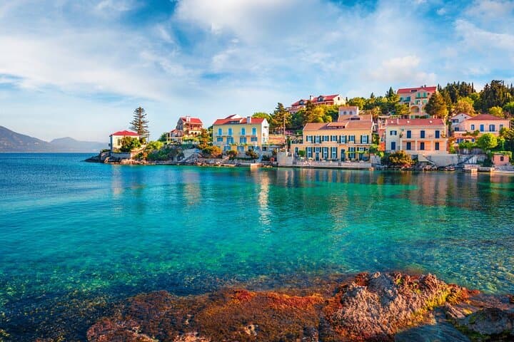 Explora Cefalonia: tour privado de día completo con un local imagen 5