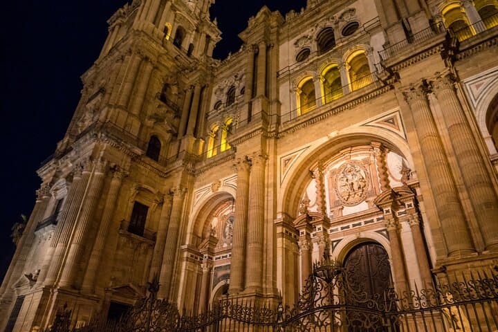 Málaga de noche: recorrido nocturno privado y personalizable por la ciudad desde Airbnb Playa Turquesa Ocean Club