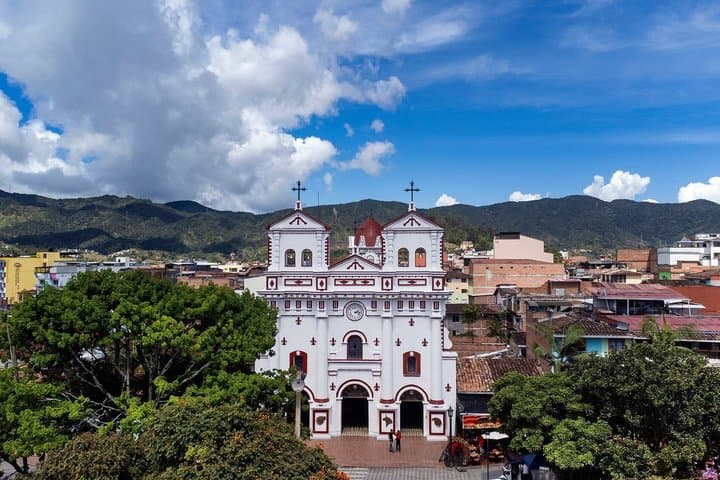Excursion privée d'une journée de Medellín à Guatapé et au rocher El Peñol image 2