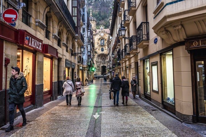 Tour privado al atardecer en San Sebastián, vistas costeras y luces de la ciudad imagen 5
