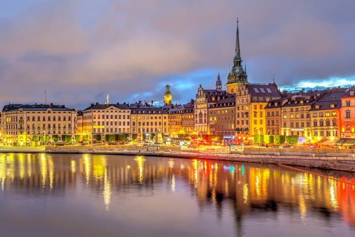 Tour privado nocturno por Estocolmo con luces de la ciudad y vista al mar
