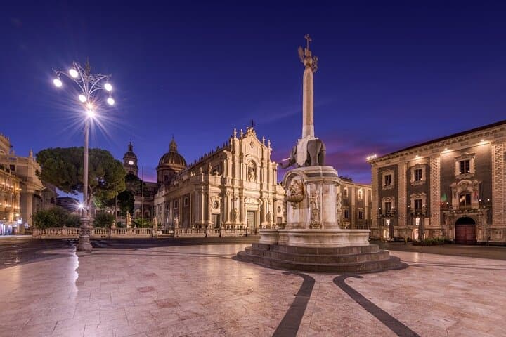 Catania privada de noche: calles de piedra de lava y luces junto al mar desde Airbnb Playa Turquesa Ocean Club foto 5