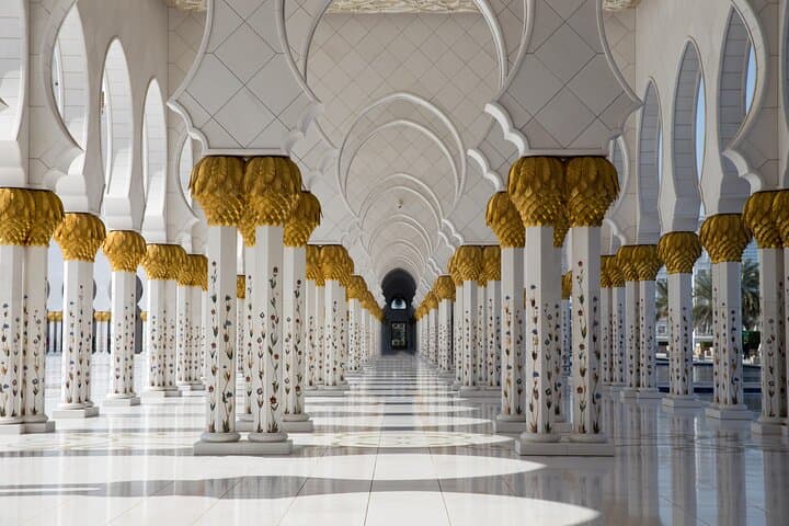 Dubai: Grand Mosque and Abu Dhabi Palace Private Day Trip image 4