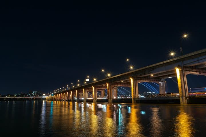 Horizonte nocturno de Seúl y luces del río Han imagen 5