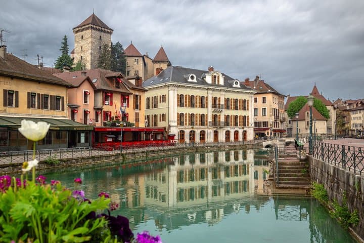 Excursión privada de un día a Annecy y el lago de Annecy desde Lyon imagen 4