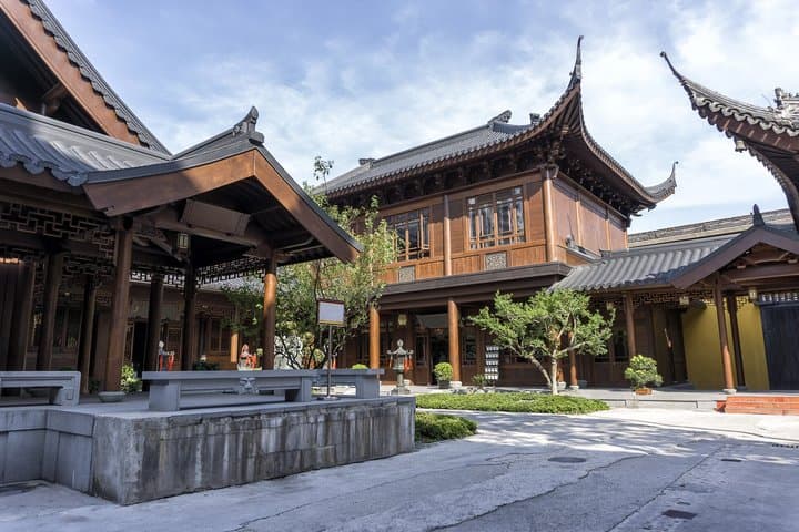 Excursión privada de día completo a los jardines, callejuelas y rascacielos de Shanghai imagen 5