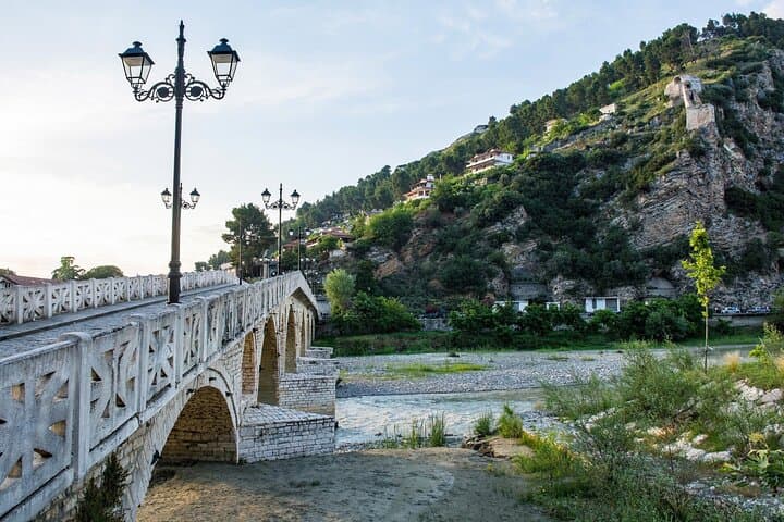 Explore Berat en una excursión turística privada de un día desde Tirana desde Airbnb Playa Turquesa Ocean Club foto 4