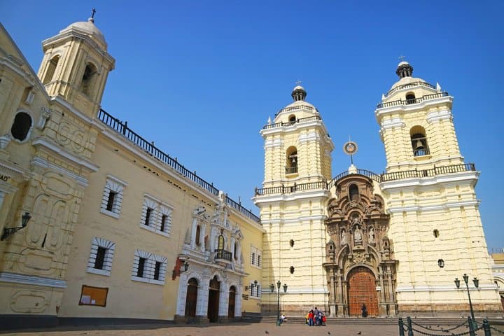 Visite privée de la place d'Armes de Lima et du monastère de San Francisco image 2