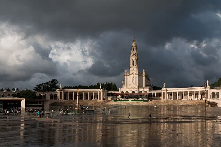 Visite privée du sanctuaire de Fátima et du village de Pastorinhos au départ de Porto image 5