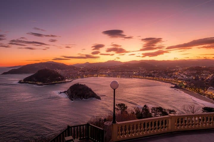 Tour privado al atardecer en San Sebastián, vistas costeras y luces de la ciudad imagen 1