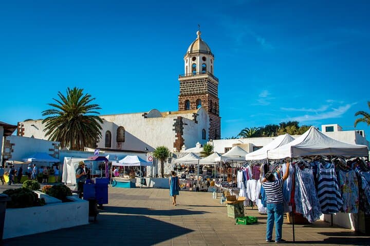Excursion privée d'une journée à Lanzarote au marché de Teguise et au volcan LagOmar