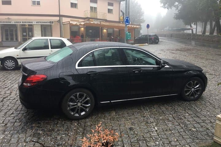 Private transfer from Porto airport to Porto and Gaia hotels image 2