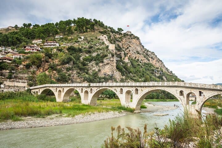 Explore Berat en una excursión turística privada de un día desde Tirana desde Airbnb Playa Turquesa Ocean Club foto 3