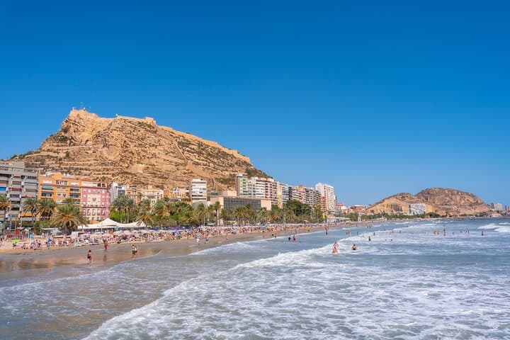 Tour privado por los lugares históricos destacados y las joyas ocultas de Alicante desde Airbnb Playa Turquesa Ocean Club foto 5