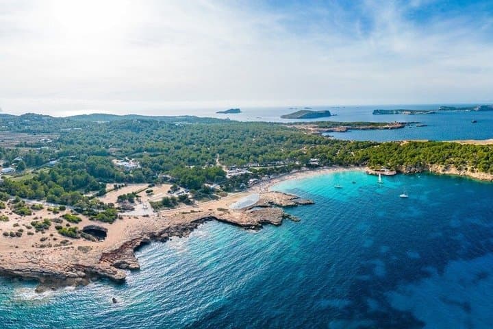Tour privado por las playas de Ibiza en Cala Comte Cala Bassa y más imagen 1