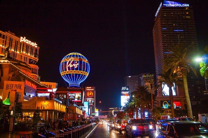 Passeio nocturno privado por el Strip y el centro de Las Vegas imagen 1