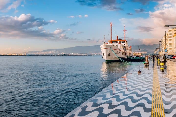 Tour privado por la ciudad de Izmir en Konak Kordon y lugares destacados locales desde Airbnb Playa Turquesa Ocean Club
