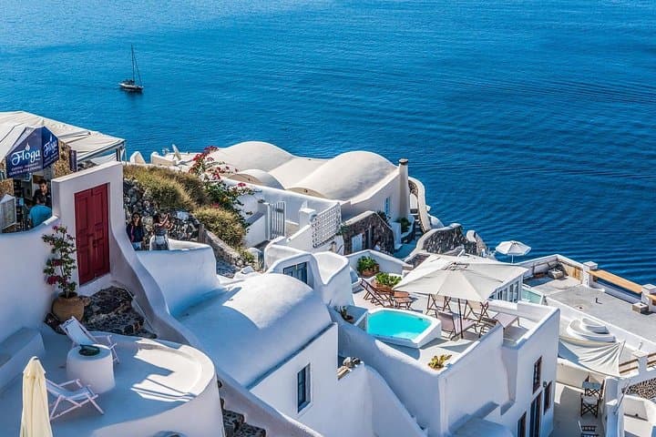 Visite privée d'une journée à Santorin avec un local image 4