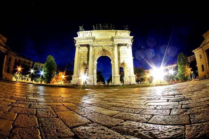 Tour privado de luces y monumentos nocturnos de Milán imagen 3