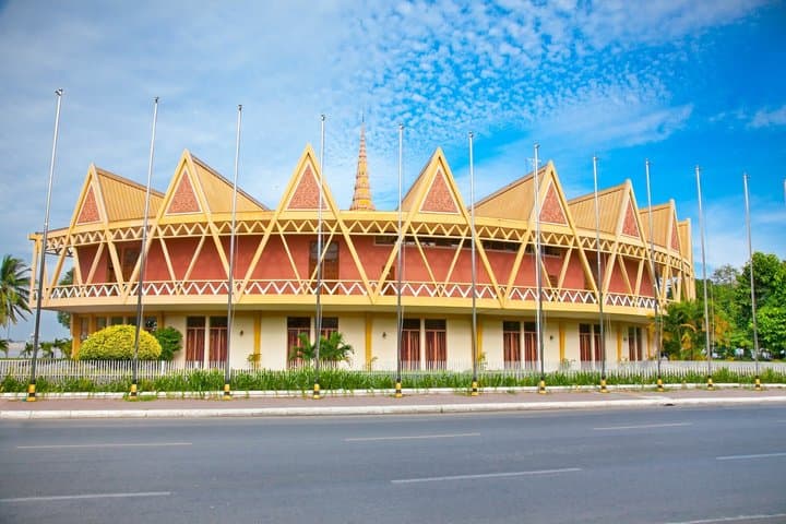 Tour privado de arquitectura de Phnom Penh Nuevo Khmer desde Airbnb Stanza Mare Beachfront