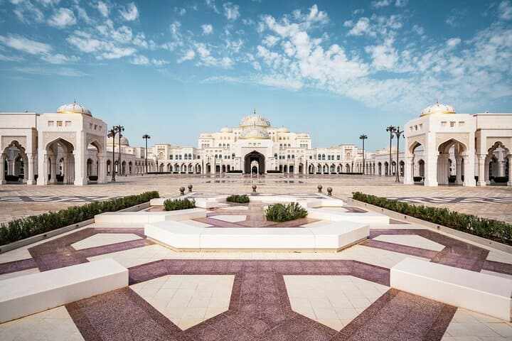 Dubai: Grand Mosque and Abu Dhabi Palace Private Day Trip image 5