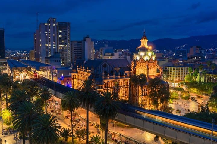 Visite nocturne privée de Medellin avec lumières et vues de la ville image 3