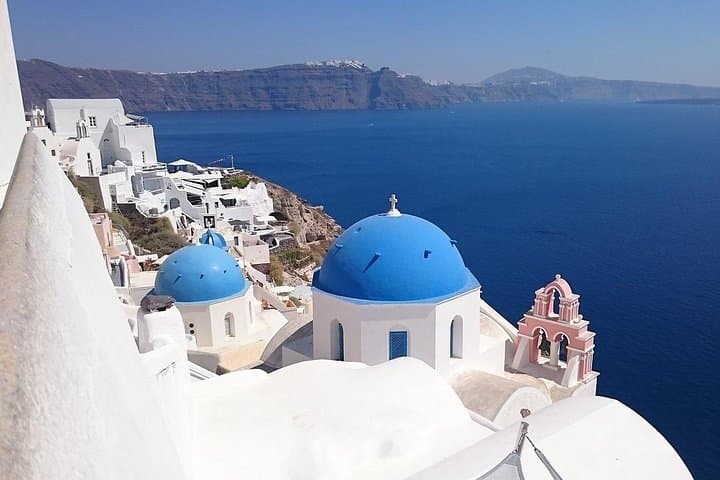 Visite privée d'une journée à Santorin avec un local image 1