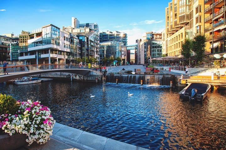 Tour privado por la ciudad de Oslo con la ópera del parque Vigeland y Holmenkollen desde Airbnb Bavaro Green Apartments