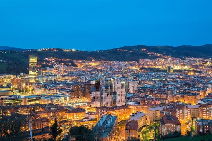 Tour nocturno privado de Bilbao con luces y vistas del Guggenheim