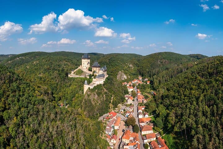 Passeio privado de Karlstejn desde Praga en coche imagen 4