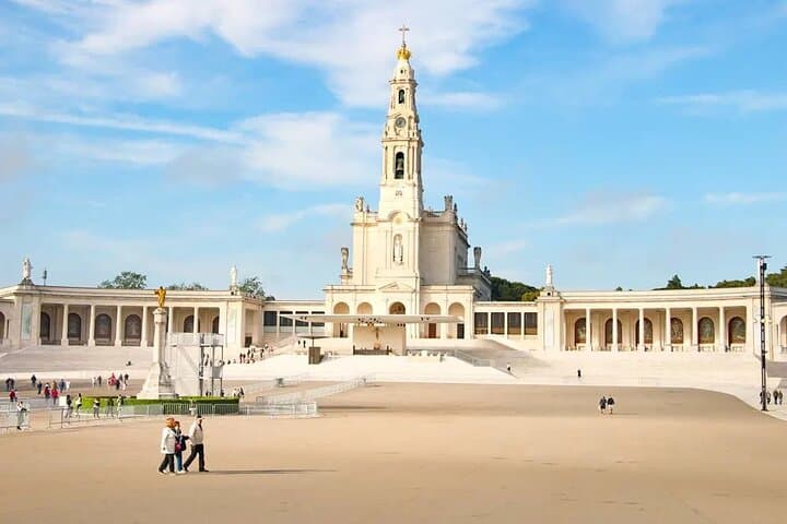 Visite privée du sanctuaire de Fátima et du village de Pastorinhos au départ de Porto image 2