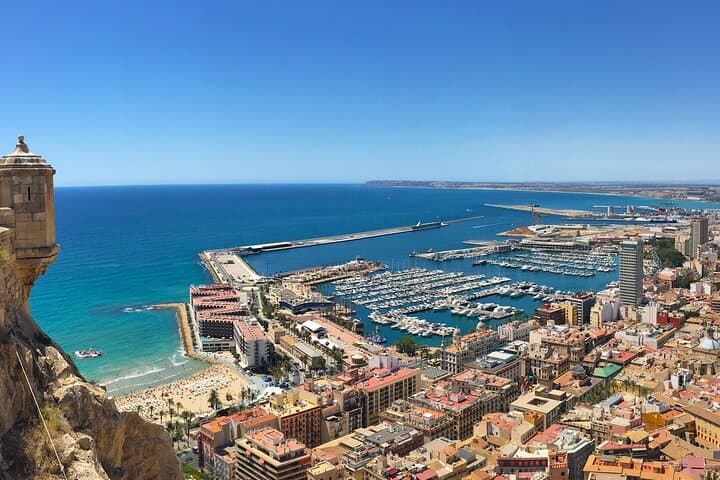 Tour privado por los lugares históricos destacados y las joyas ocultas de Alicante desde Airbnb Playa Turquesa Ocean Club foto 3