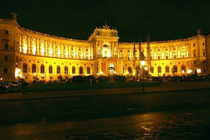 Tour privado de luces nocturnas y monumentos de Viena imagen 5