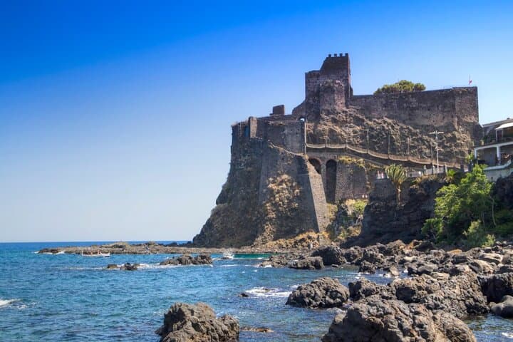 Tour nocturno privado de Catania a pueblos volcánicos y castillos imagen 2