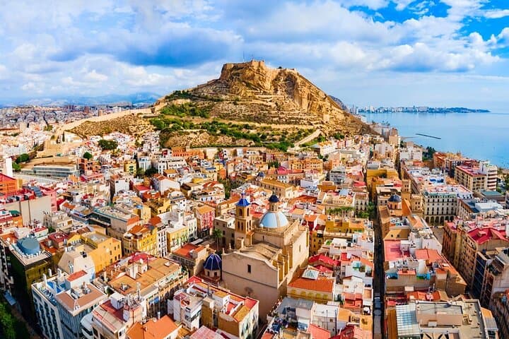 Tour privado por los lugares históricos destacados y las joyas ocultas de Alicante imagen 6