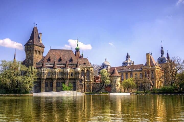 Explora Budapest: experiencia turística privada con un local imagen 4