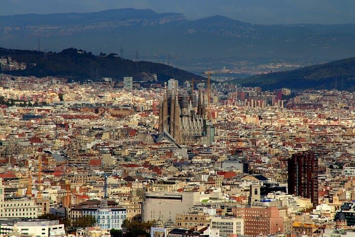 Private airport pickup and panoramic tour of Barcelona image 2