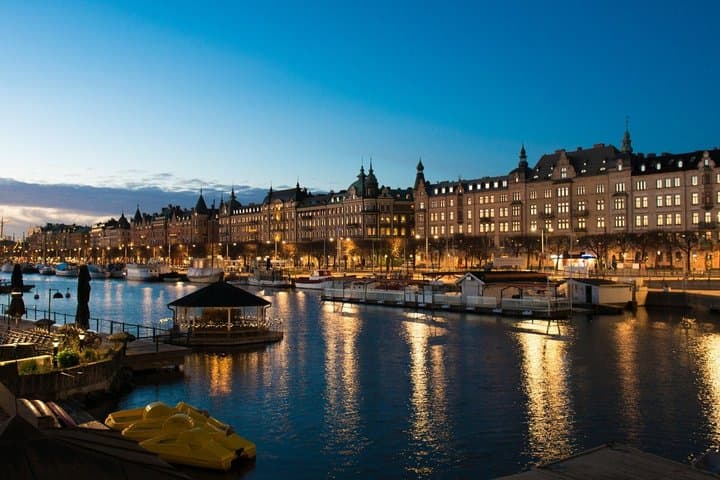 Tour privado nocturno por Estocolmo con luces de la ciudad y vista al mar imagen 3