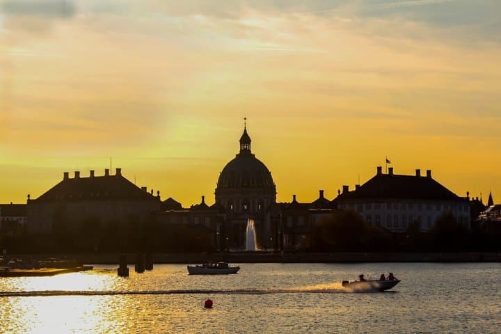 Tour privado nocturno por Copenhague en Nyhavn con lo más destacado de la ciudad desde Airbnb Sol Caribe Apartments foto 3