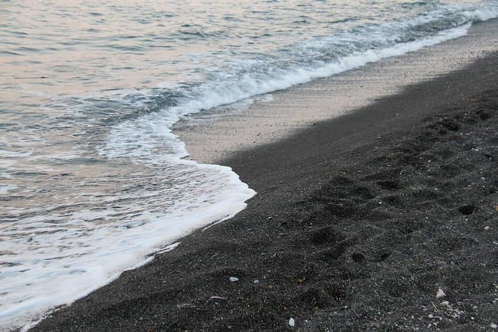 Visite privée d'une journée à Santorin avec un local image 6