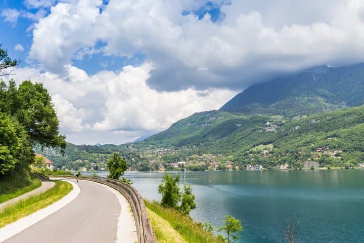 Excursión privada de un día a Annecy y el lago de Annecy desde Lyon imagen 1