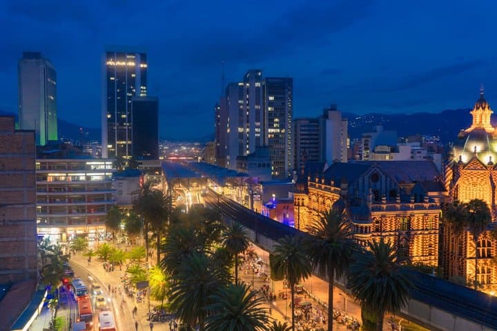 Visite nocturne privée de Medellin avec lumières et vues de la ville image 5
