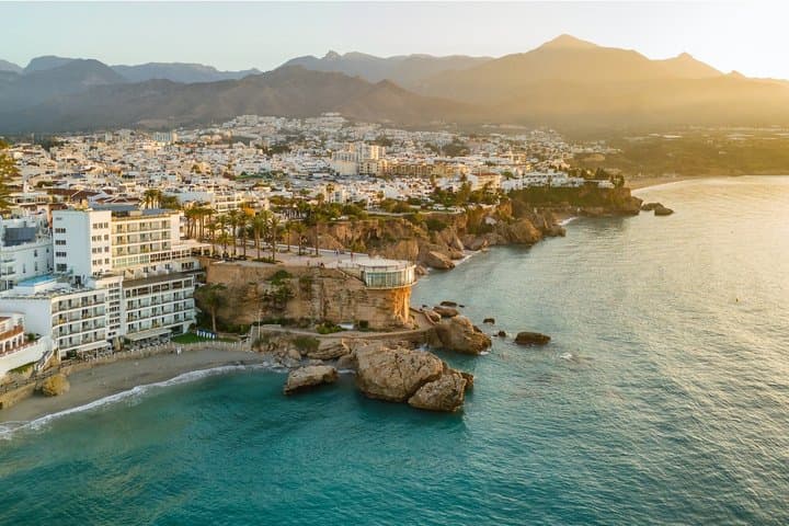 Excursion privée d'une journée à Nerja et Frigiliana depuis Grenade image 1
